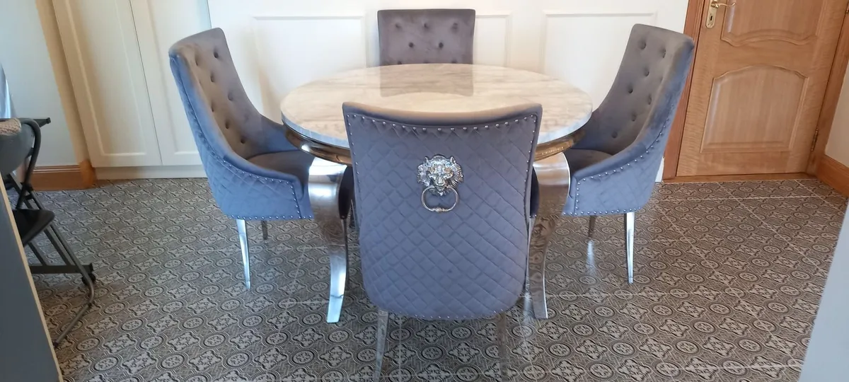 TABLE AND CHAIRS - Image 4