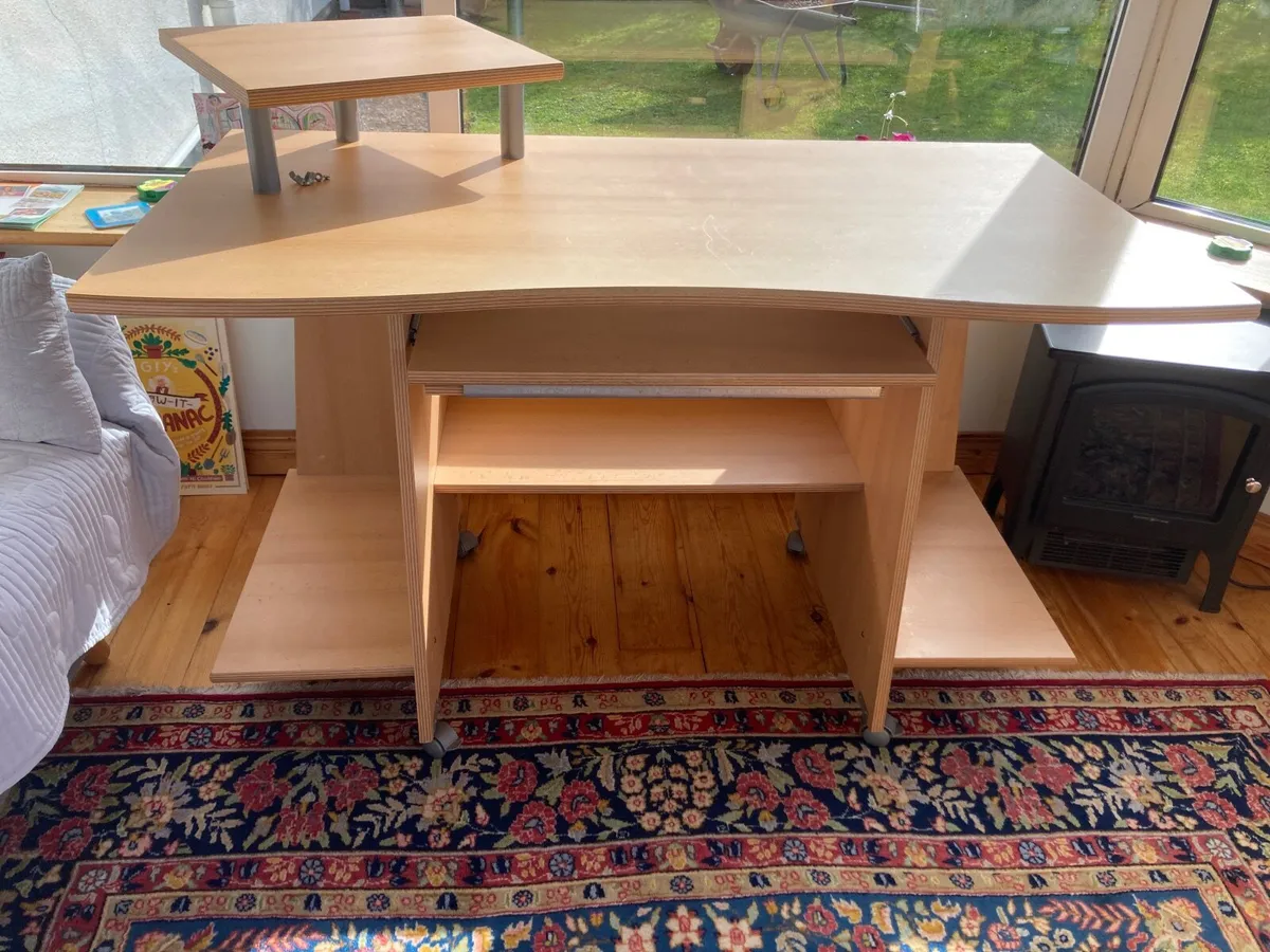 Office desk - Image 1