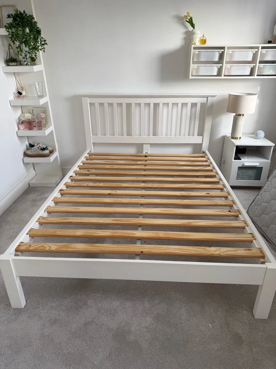 2 Beds , 1 double AVAILABLE, triple bunk GONE - Image 1