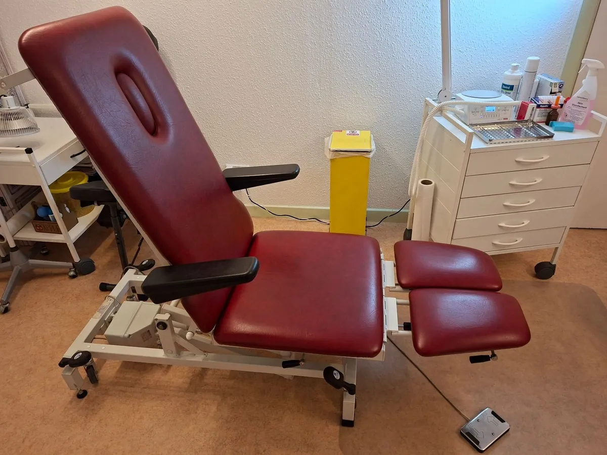 Plinth Electric patient couch - Image 2