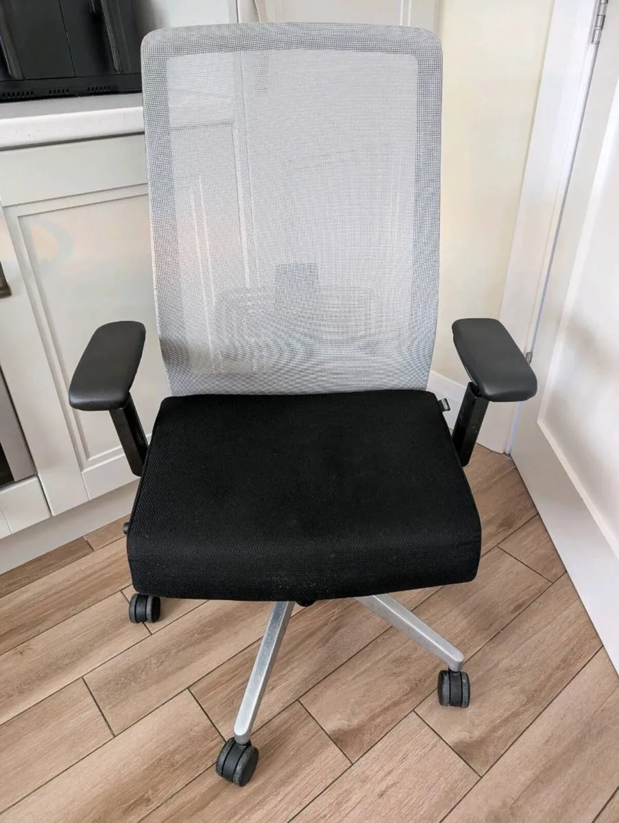 Ergonomic office chair - Image 4