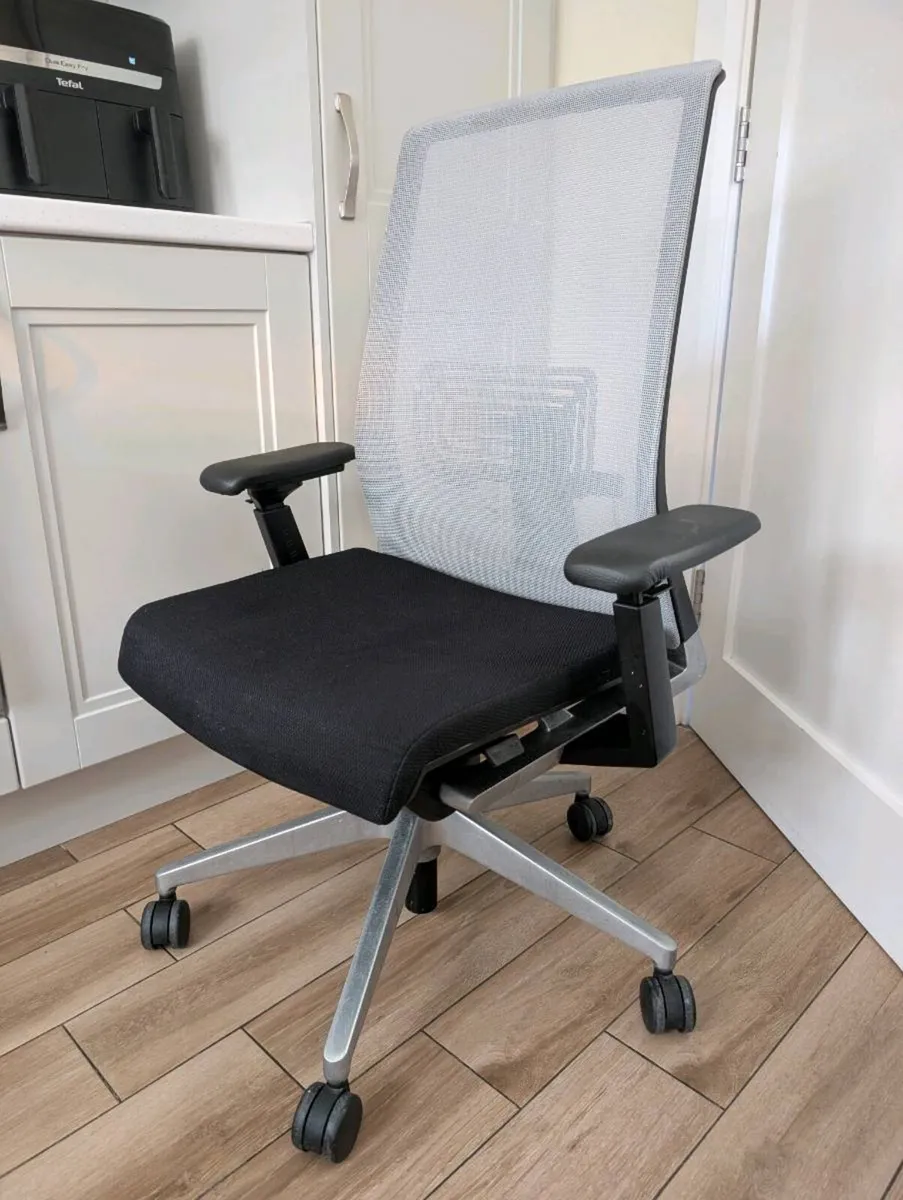 Ergonomic office chair - Image 2