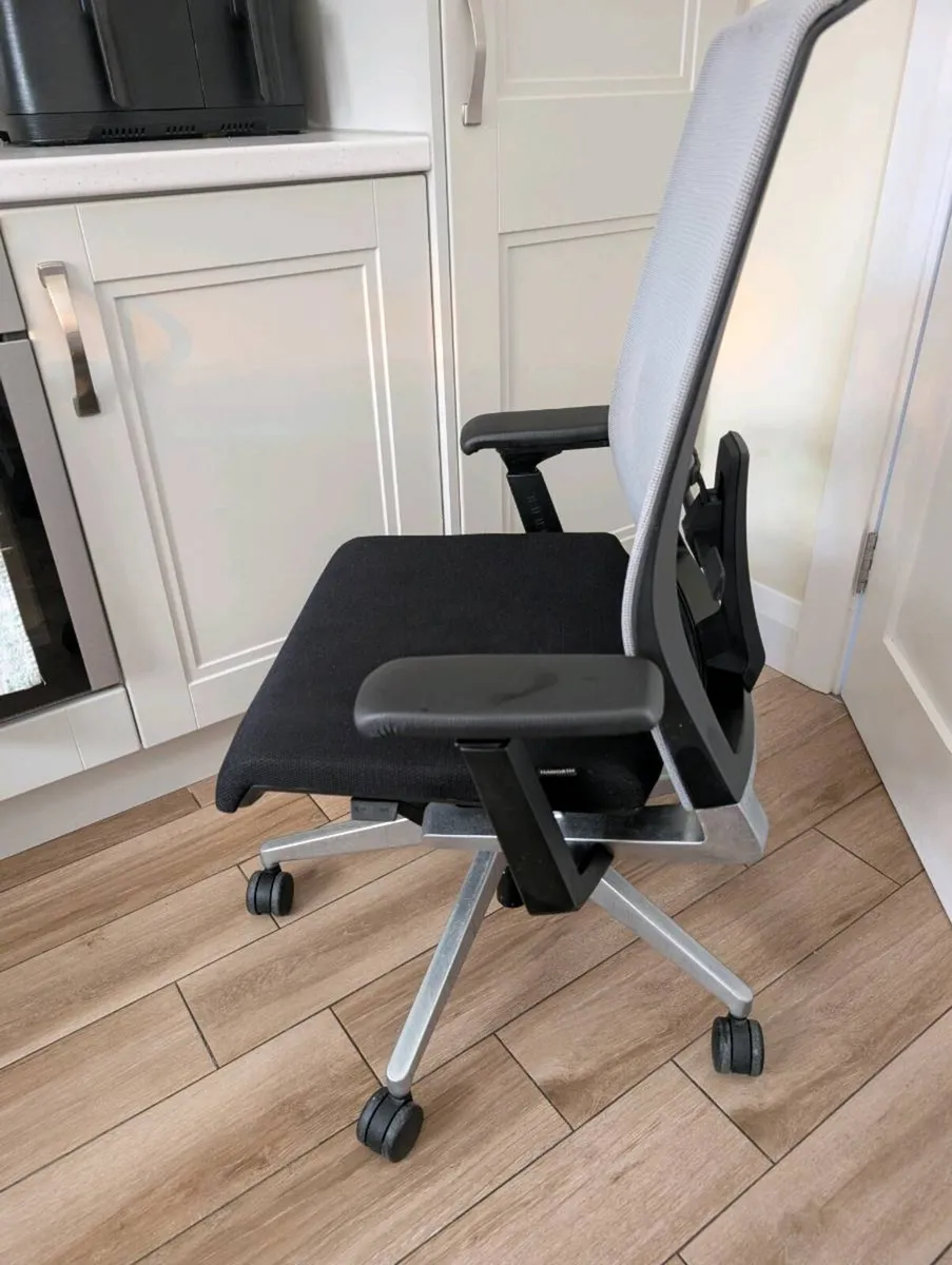 Ergonomic office chair - Image 3