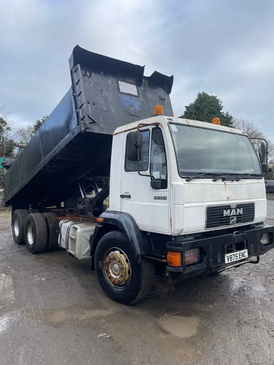 Man 26-284 6 wheeler tipper truck - Image 1