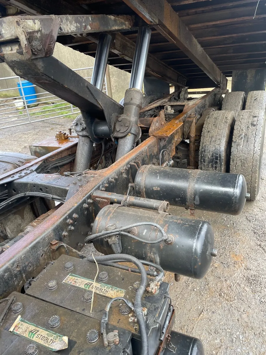 Man 26-284 6 wheeler tipper truck - Image 4