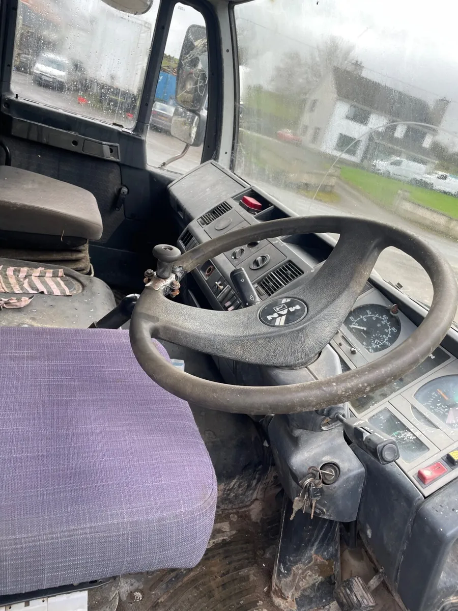 Man 26-284 6 wheeler tipper truck - Image 3