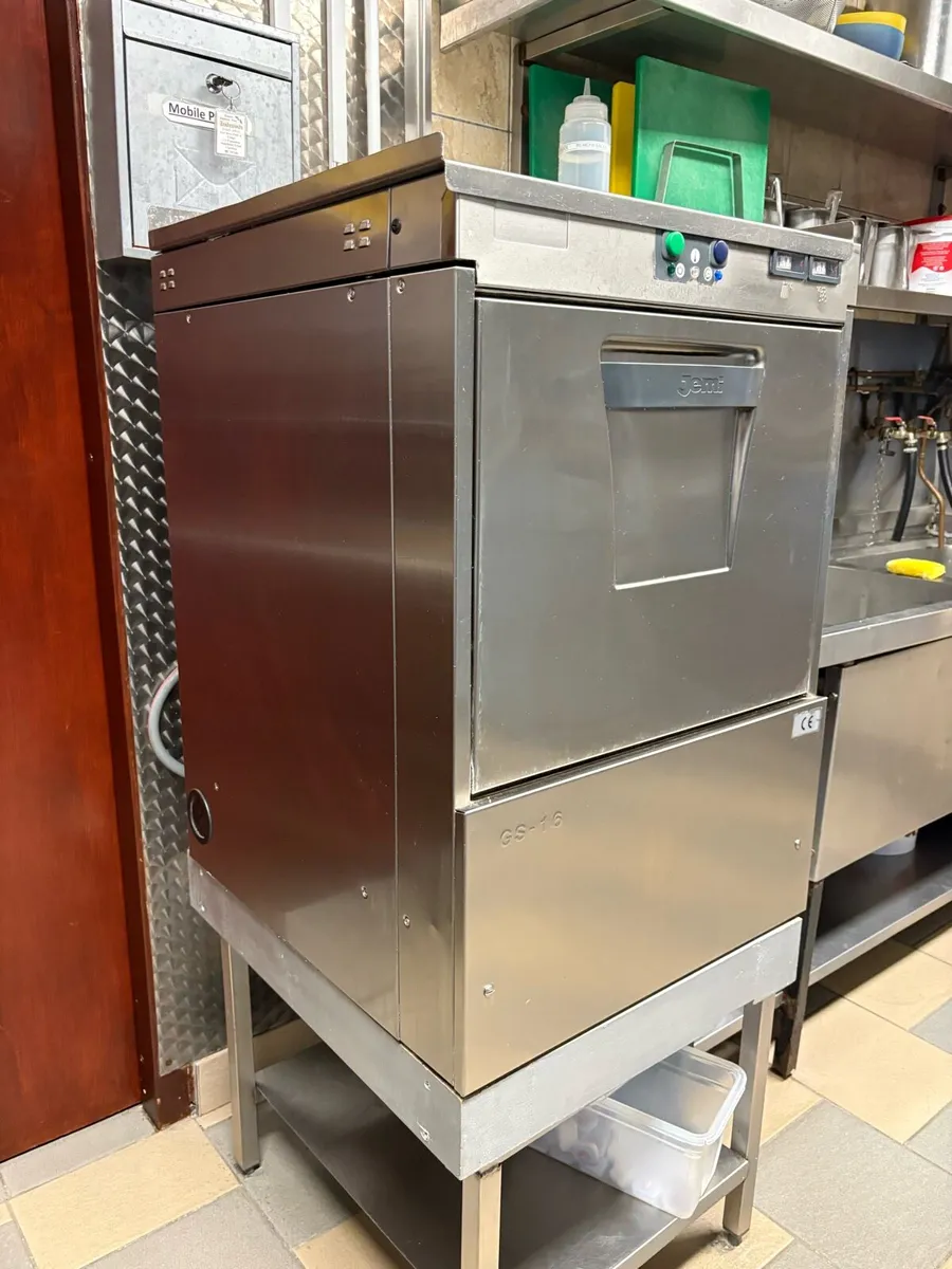Commercial dishwasher - Image 1
