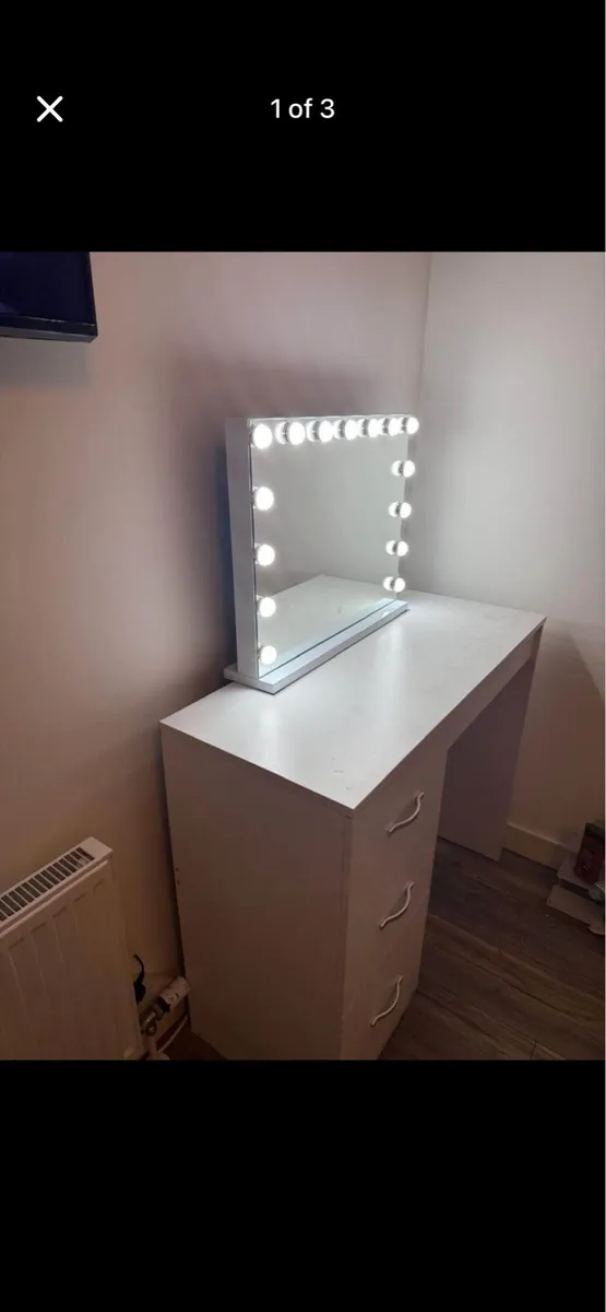 Makeup table - Image 1