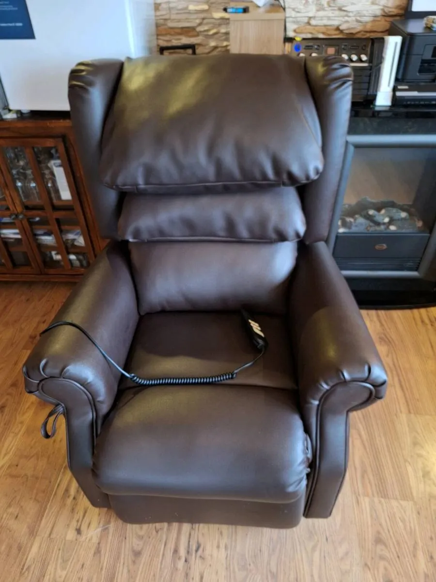 Riser recliner electric armchair - Image 2