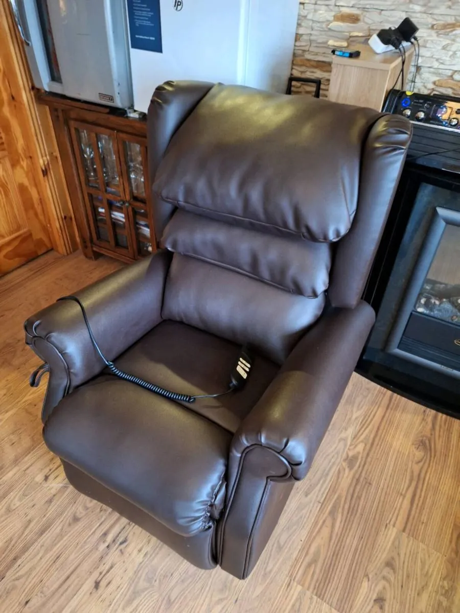 Riser recliner electric armchair - Image 3