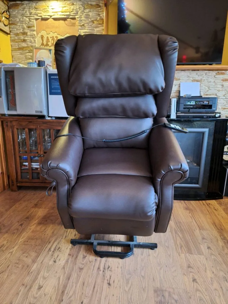 Riser recliner electric armchair - Image 4