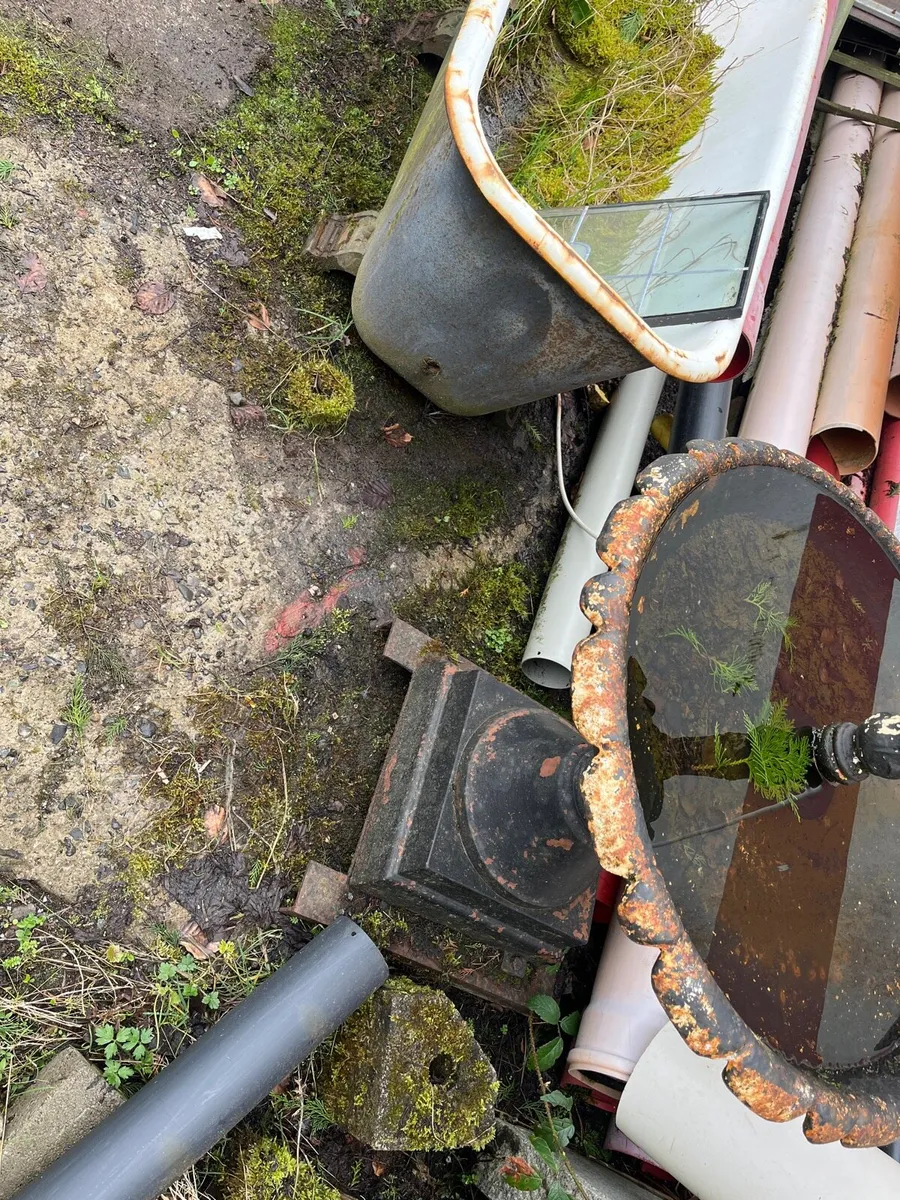 Cast iron fountain and bath - Image 4