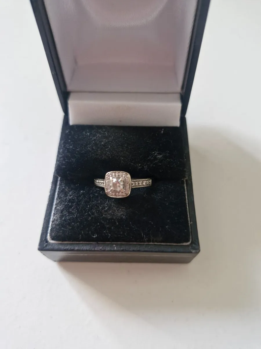 18ct white gold engagement and wedding band - Image 1