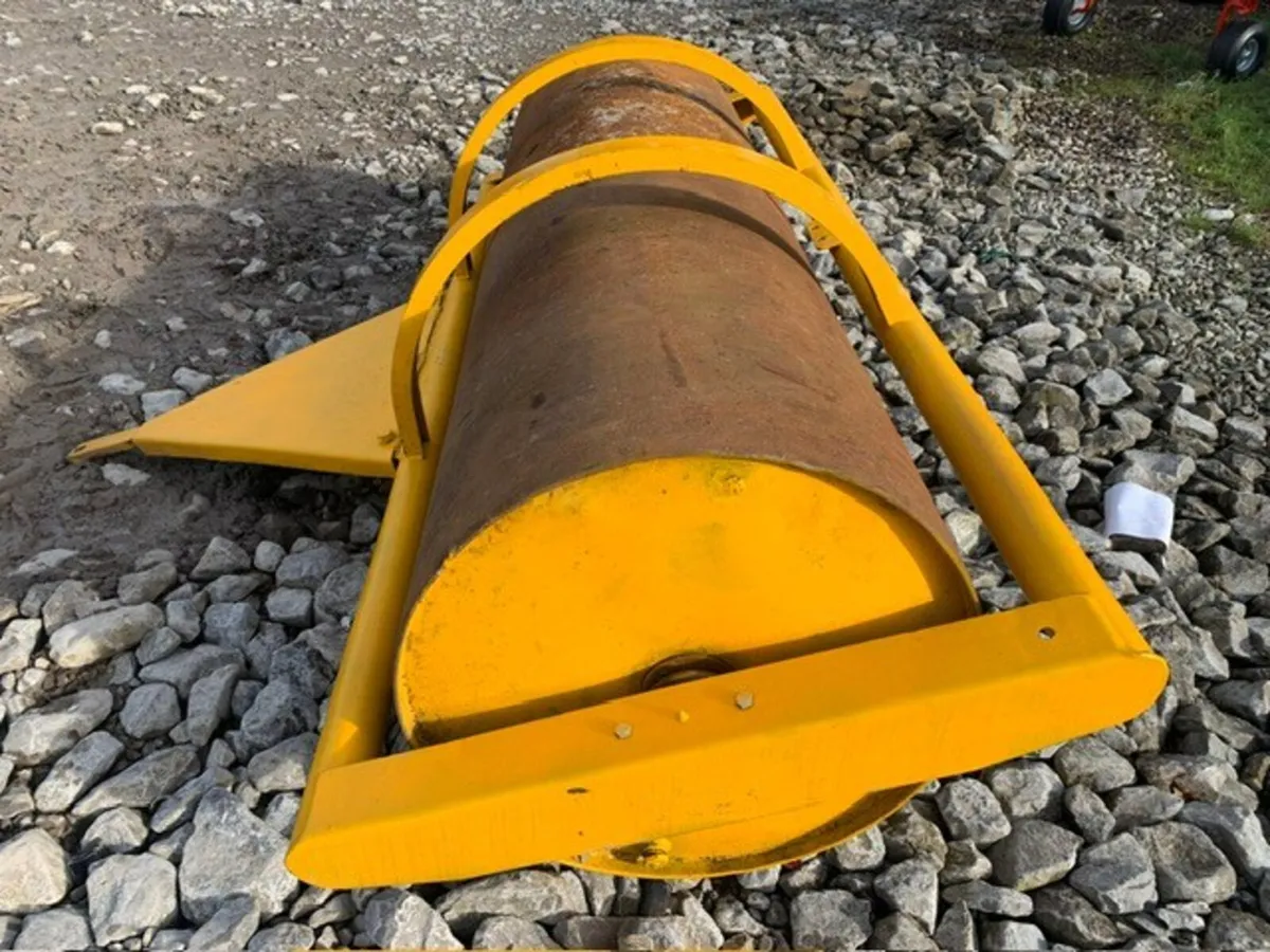 GRAYS 8' X 30" WATER FILLED ROLLS - Image 2