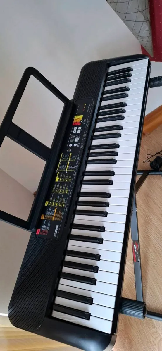 YAMAHA keyboard PSR F52 for sale