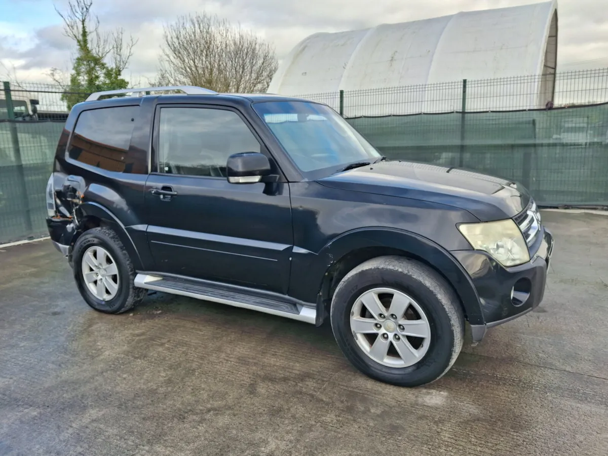 2010 Mitsubish Pajero  3.2 Diesel - Image 2