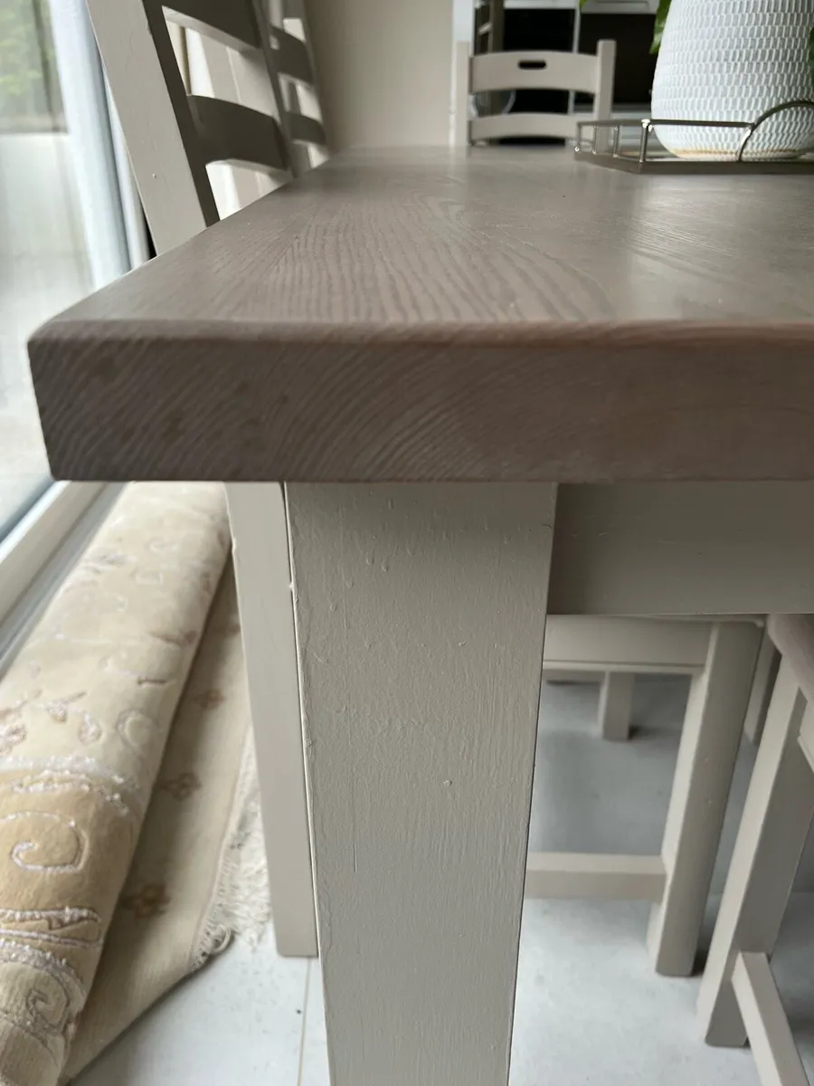 Table and chairs - Image 2