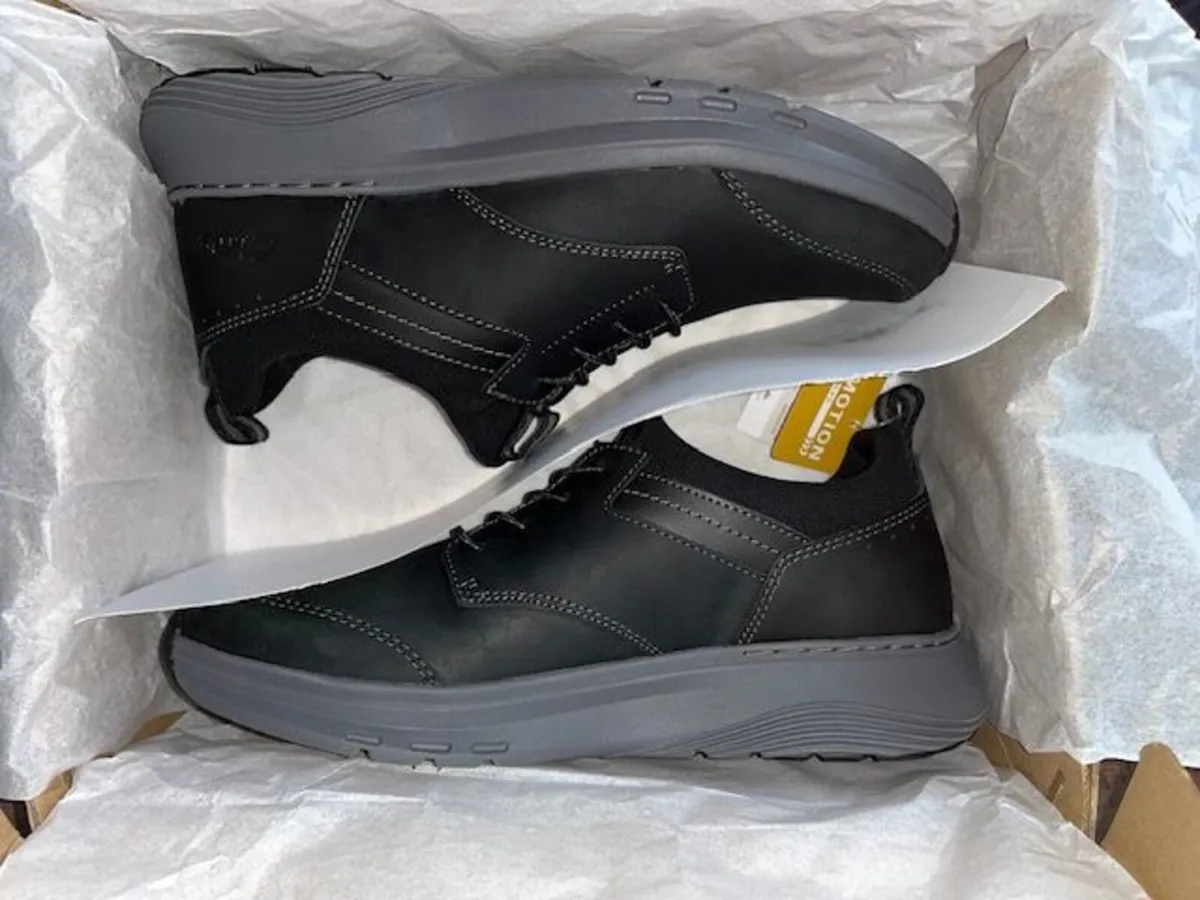 Clarks Men's Motion Trek EZ Black Leather Size 7.5 - Image 4