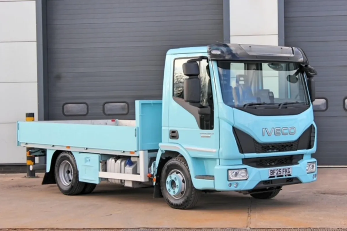 2025  IVECO 100E-10TON 4X2  DROPSIDE TIPPER - Image 1