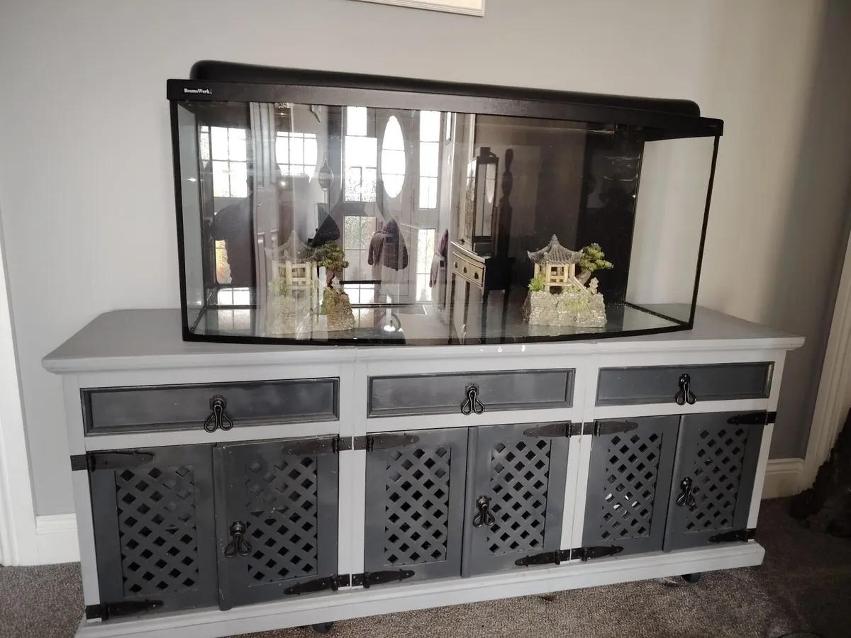 Fish tank and cabinet - Image 1