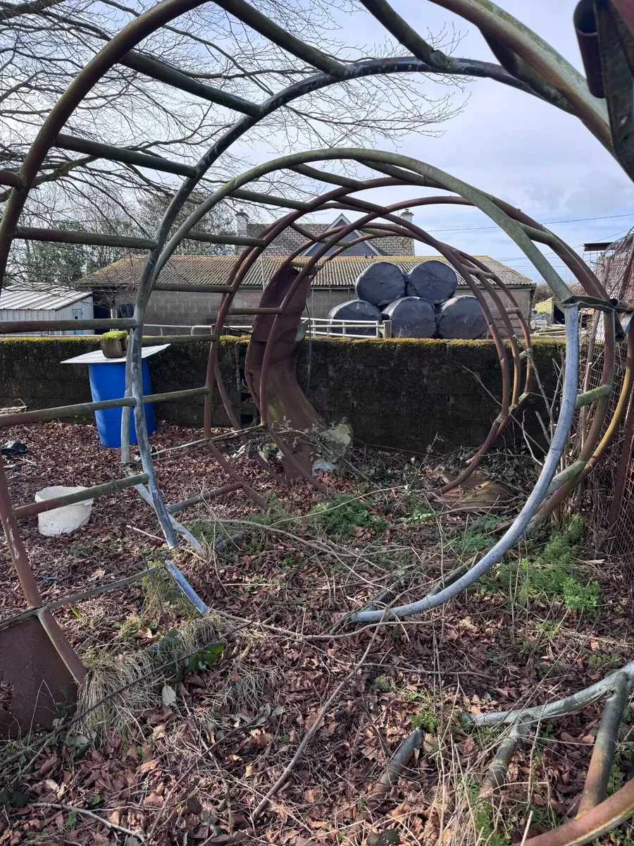 Round cattle feeders