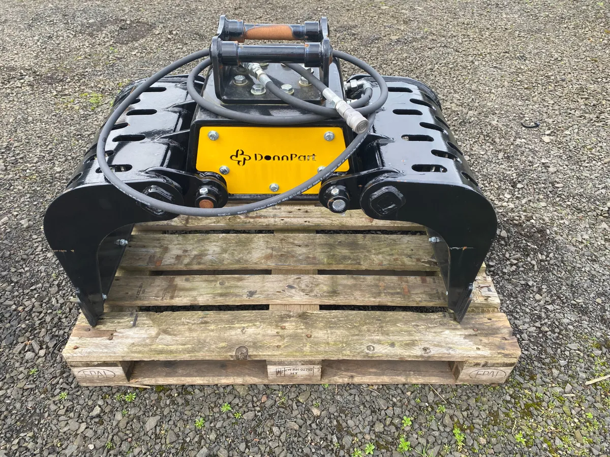 Titus Sorting Grab for 2.5 - 3.5 Ton Excavator - Image 1