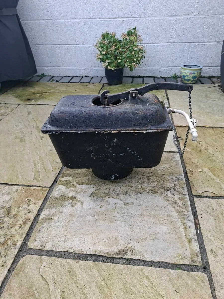 Cast Irin cistern - Image 1