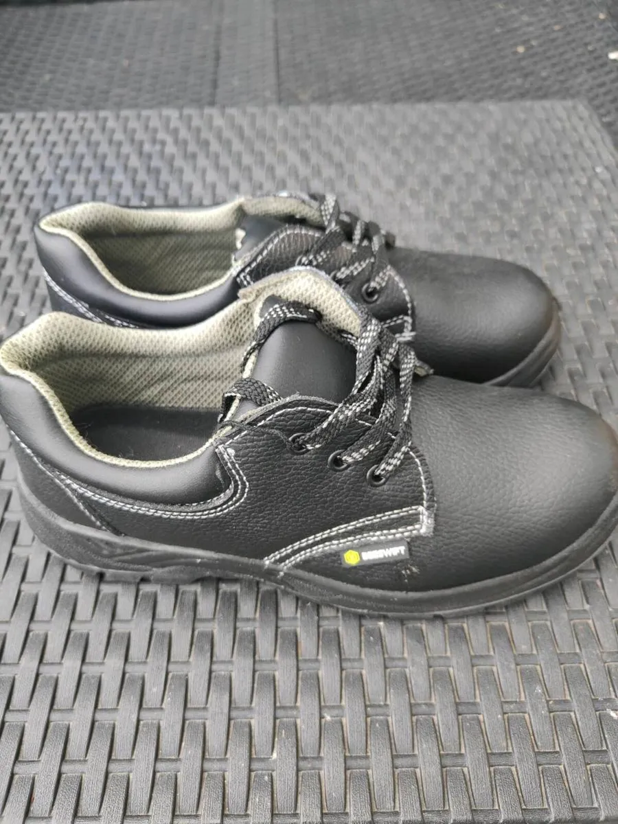 Safety shoes size 9 - Image 1