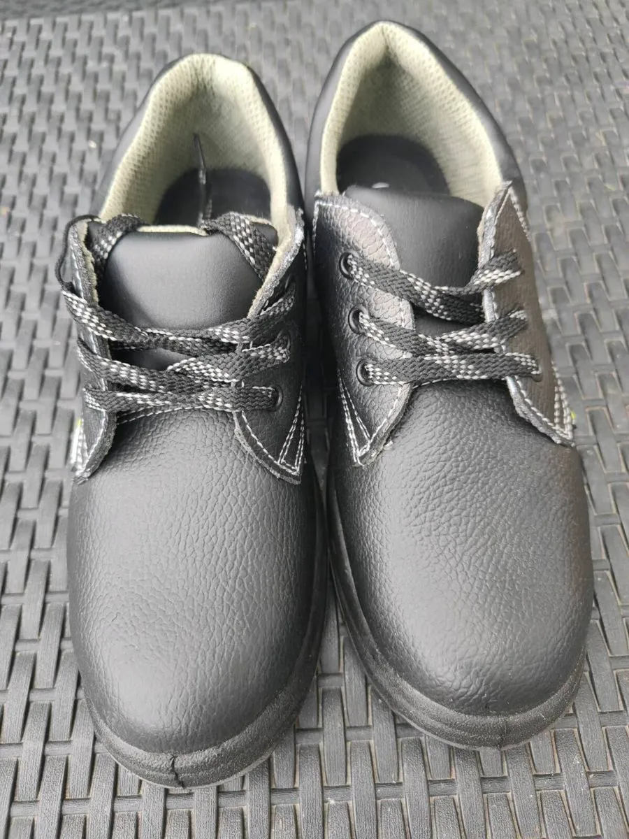 Safety shoes size 9 - Image 2