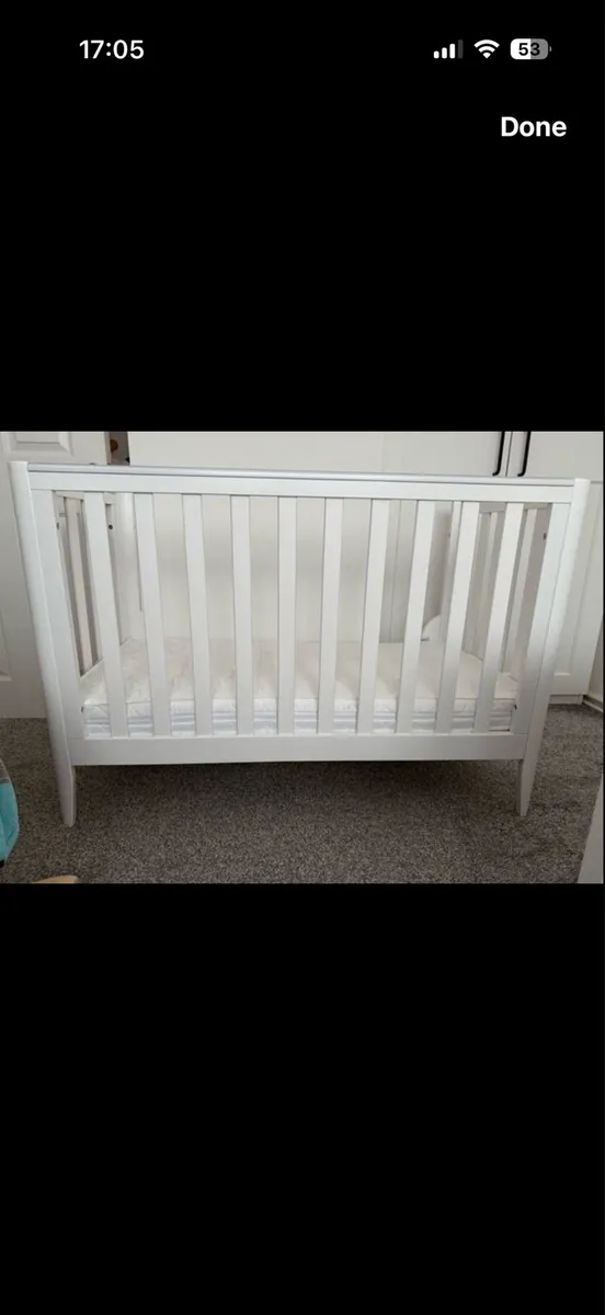Cot bed in white - Image 1