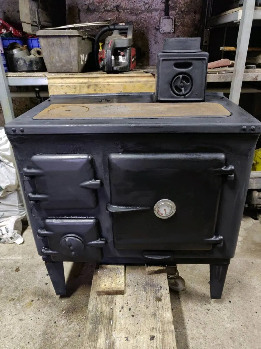 Solid fuel range - Image 1