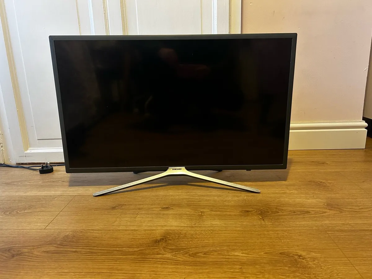 32” Samsung Smart TV - Image 1