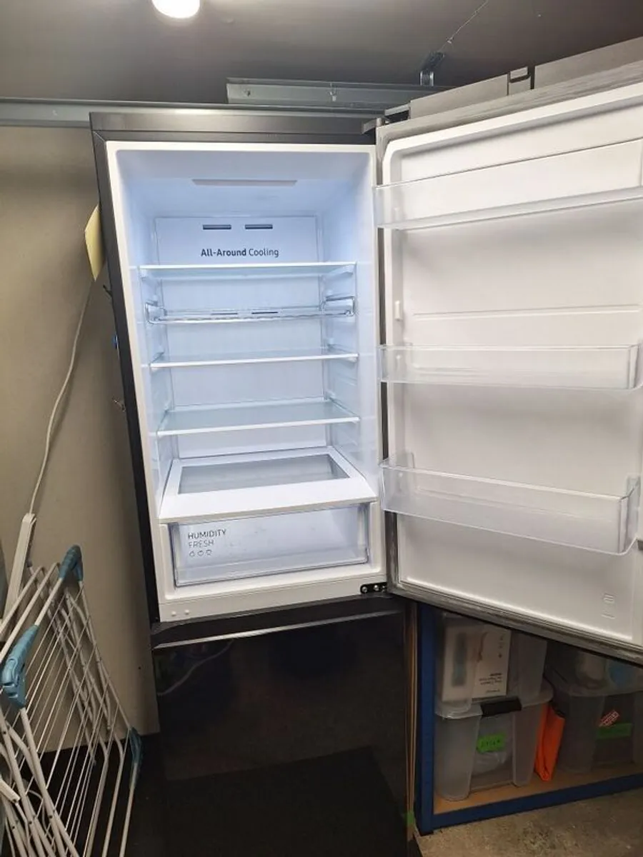 Samsung Fridge Freezer 344l Black - Image 4