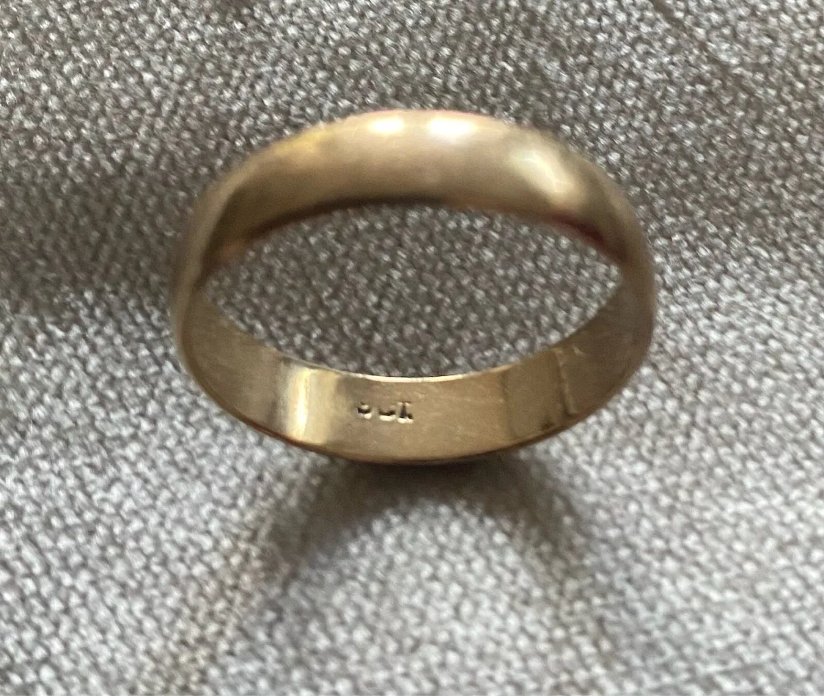 9ct Gold Band - Image 1