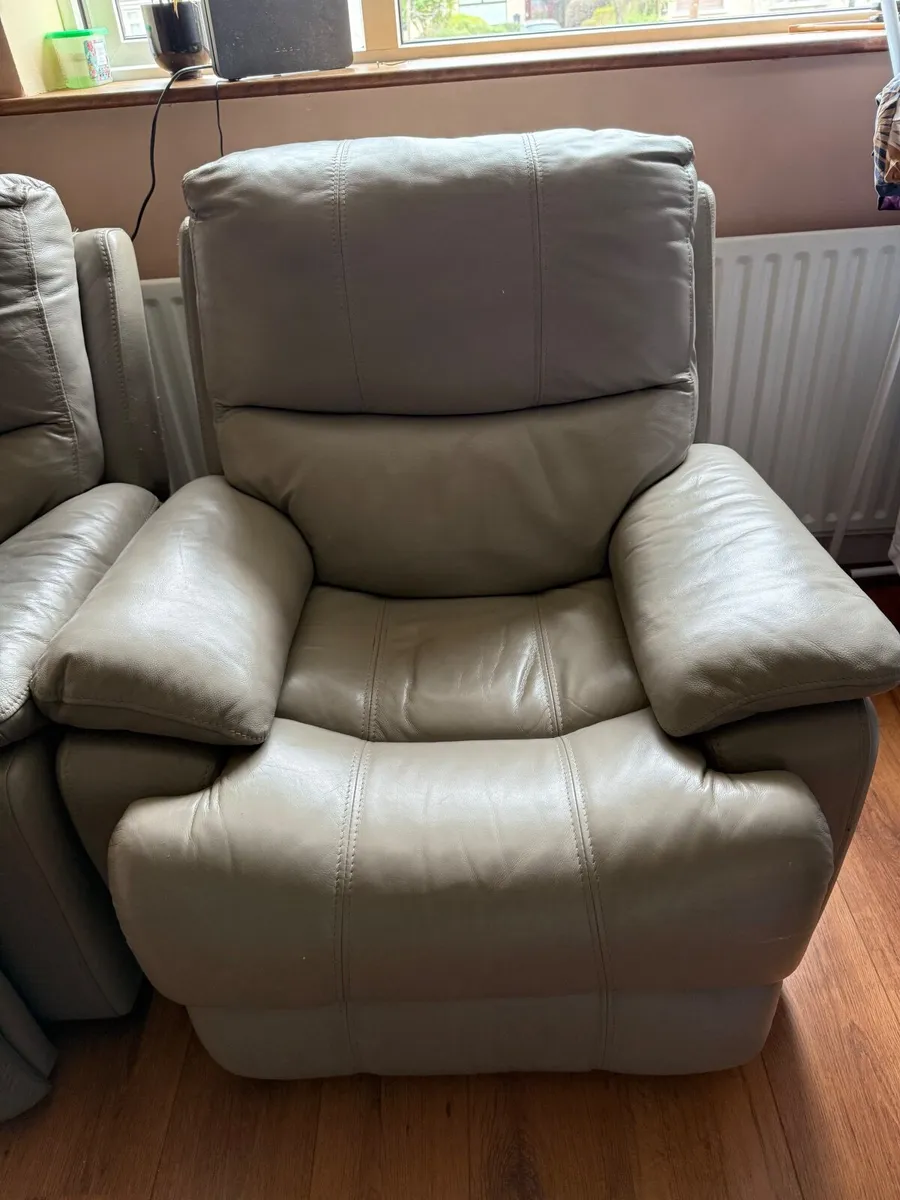 2 leather recliners - Image 1