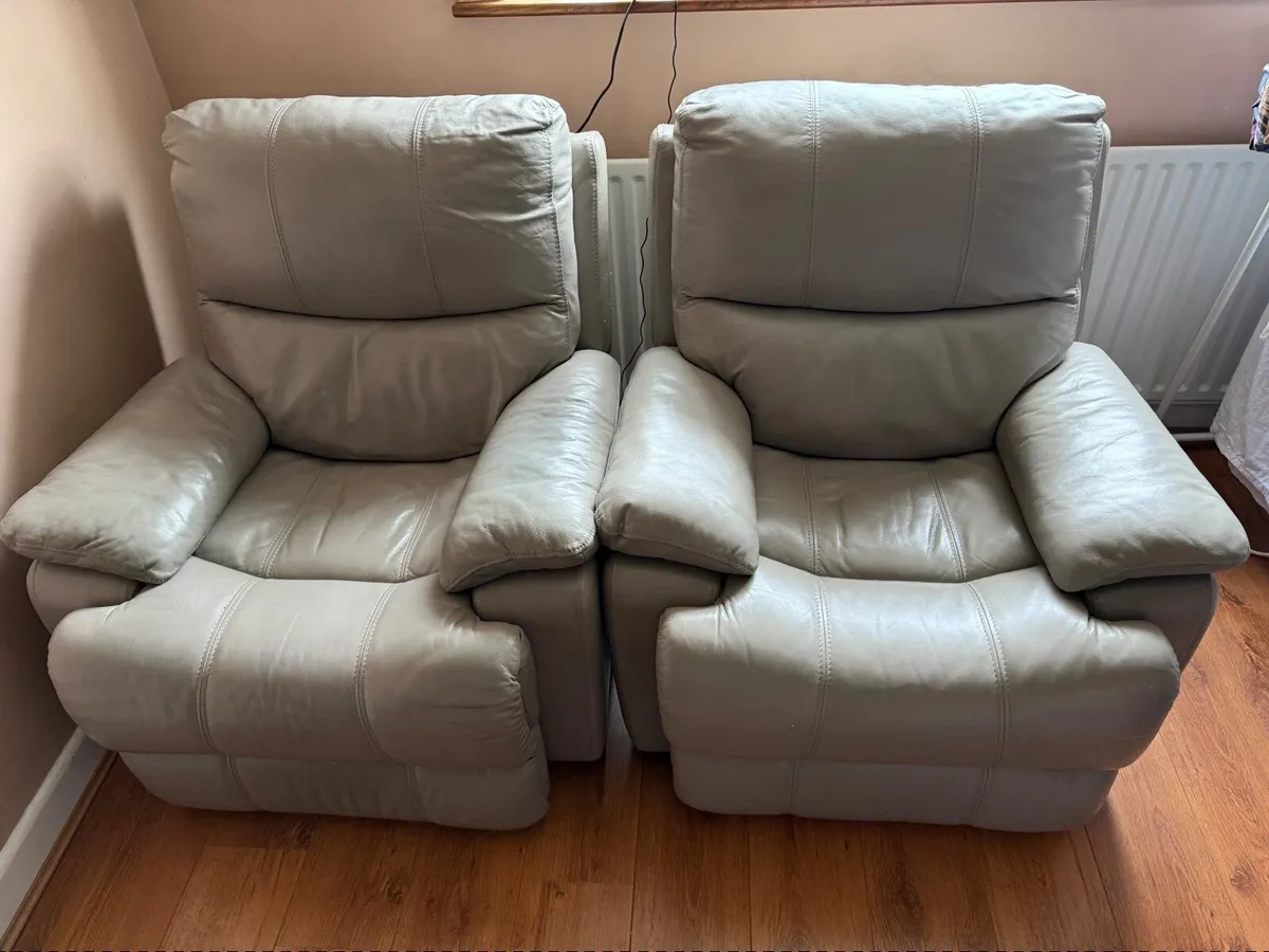2 leather recliners - Image 2