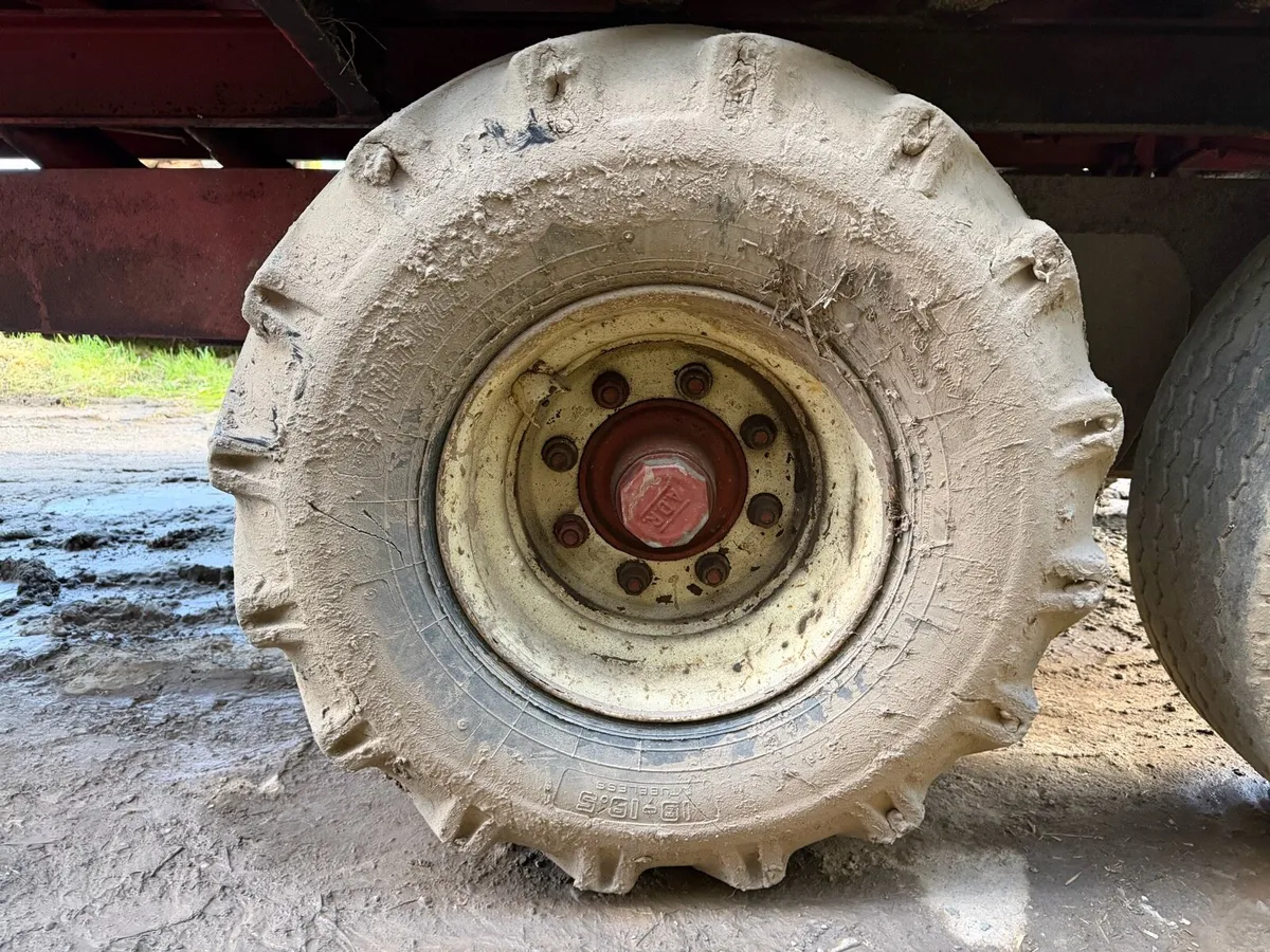 Four 8 stud rims - Image 1