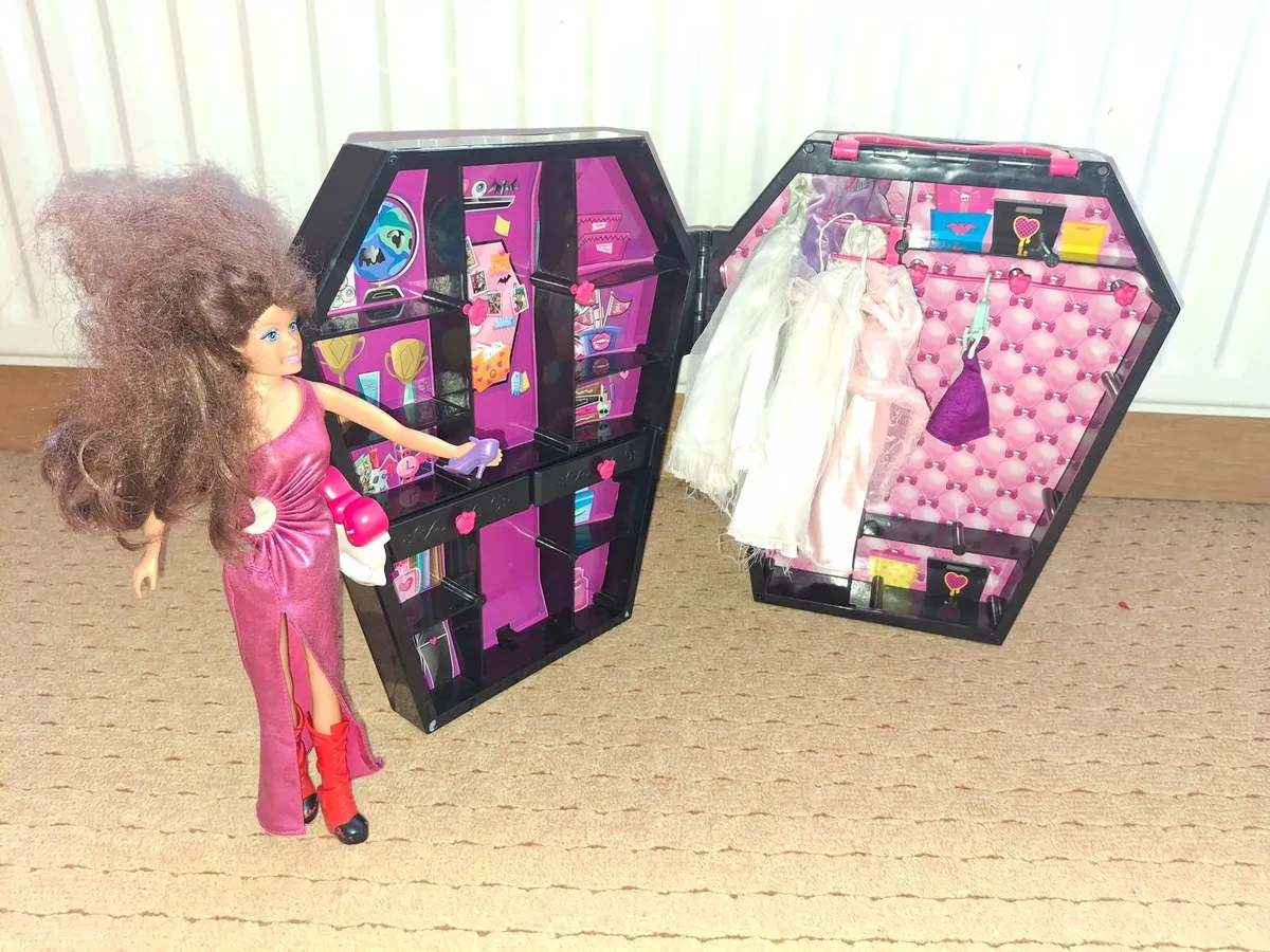 Dolls wardrobe & Accessories - Image 1