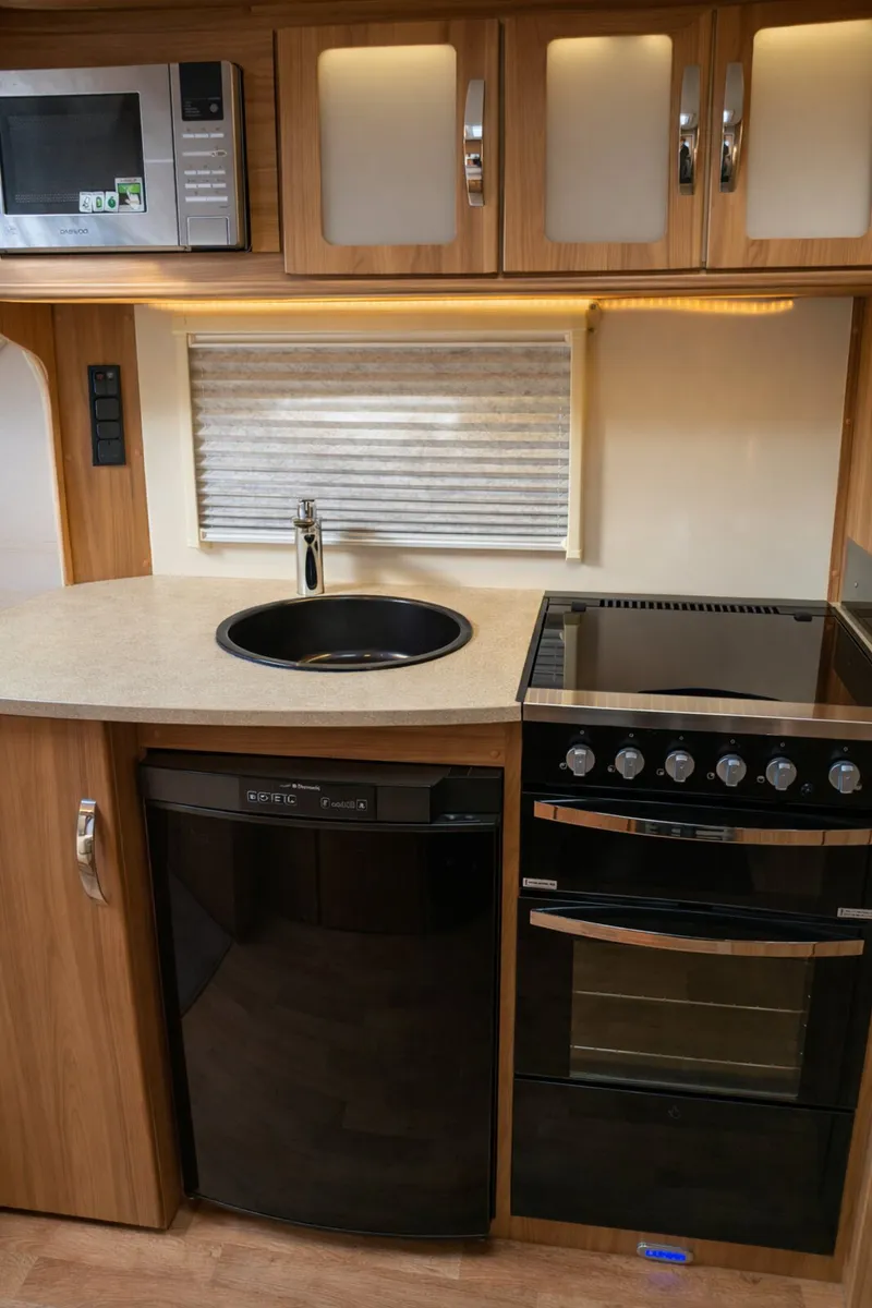 Lunar Clubman CK – 2 Berth – Luxury Lightweight - Image 4