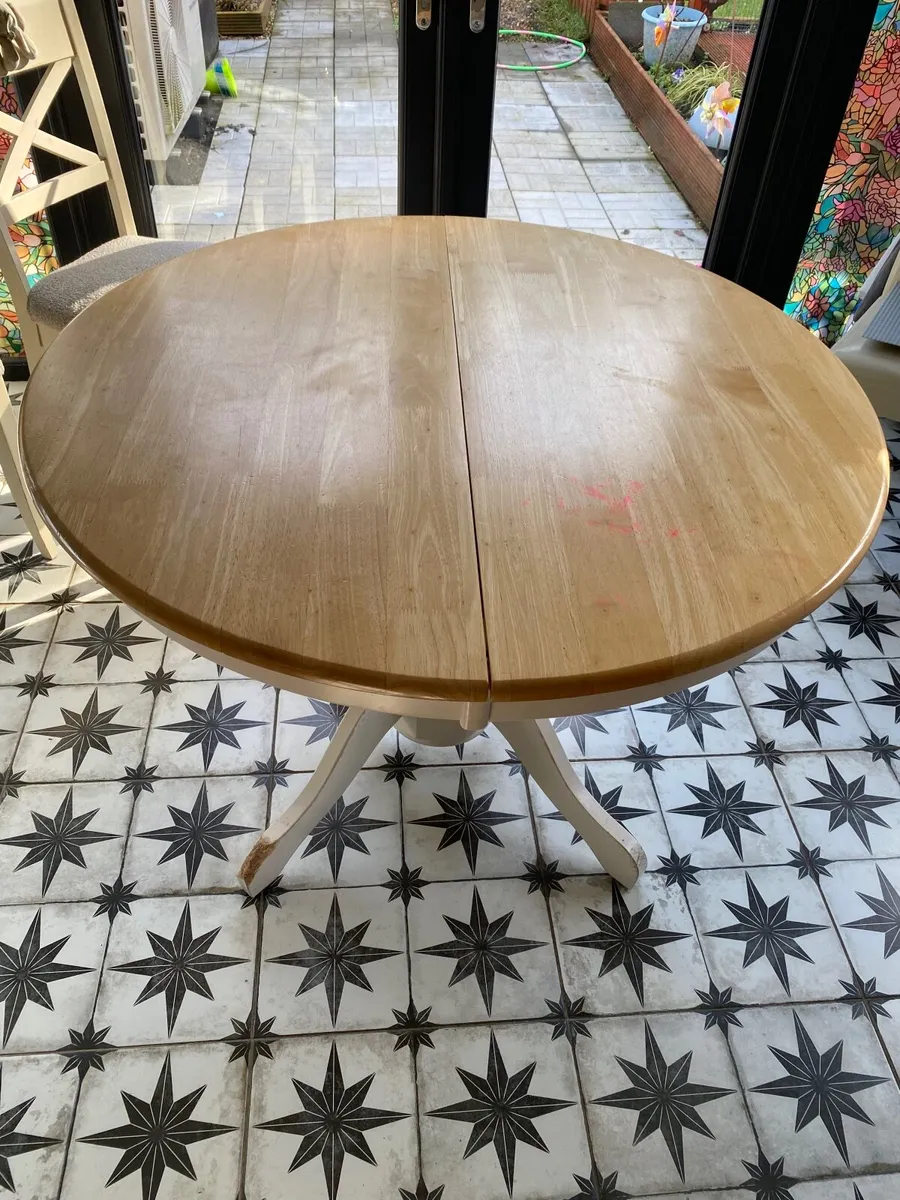 Table and 4 chairs - Image 1