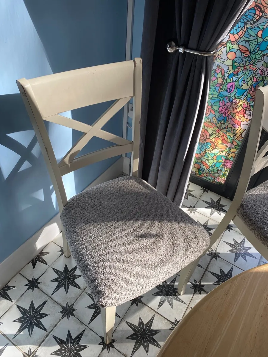 Table and 4 chairs - Image 2