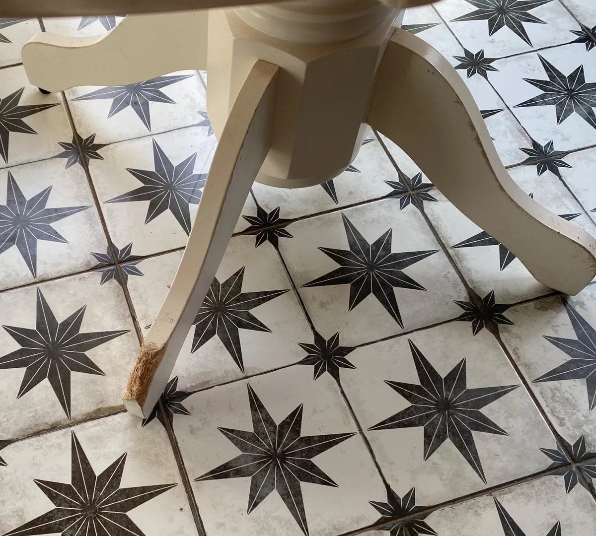 Table and 4 chairs - Image 3