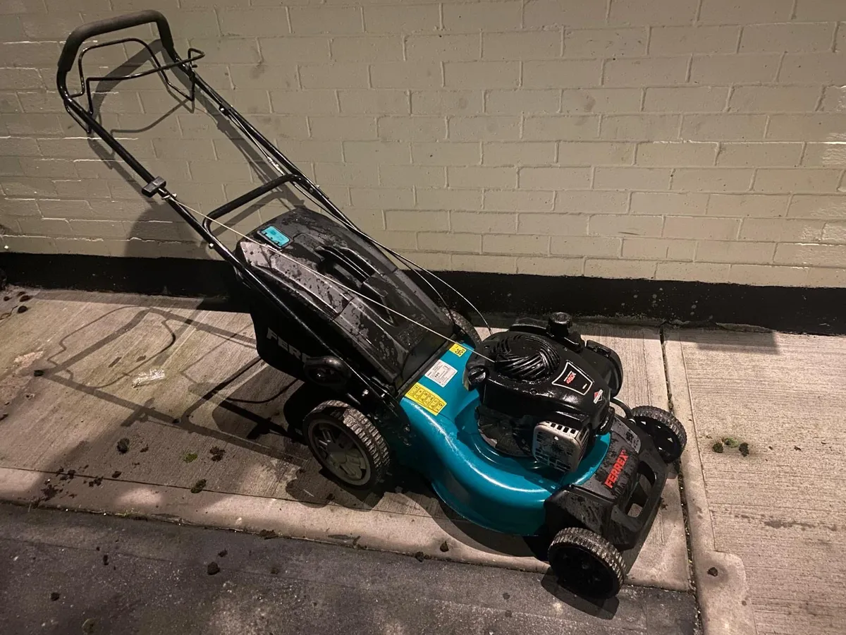 Briggs and stration Self drive lawnmower - Image 1