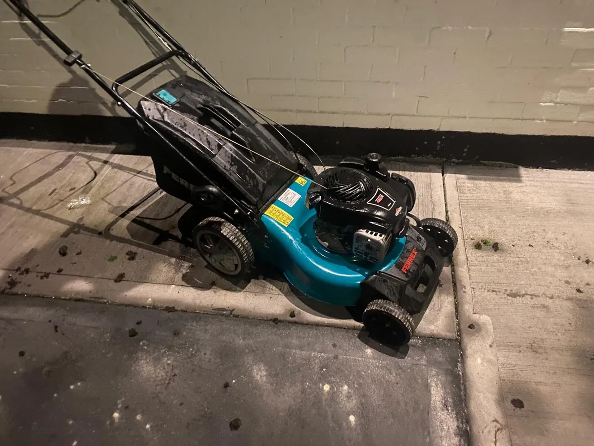 Briggs and stration Self drive lawnmower - Image 2