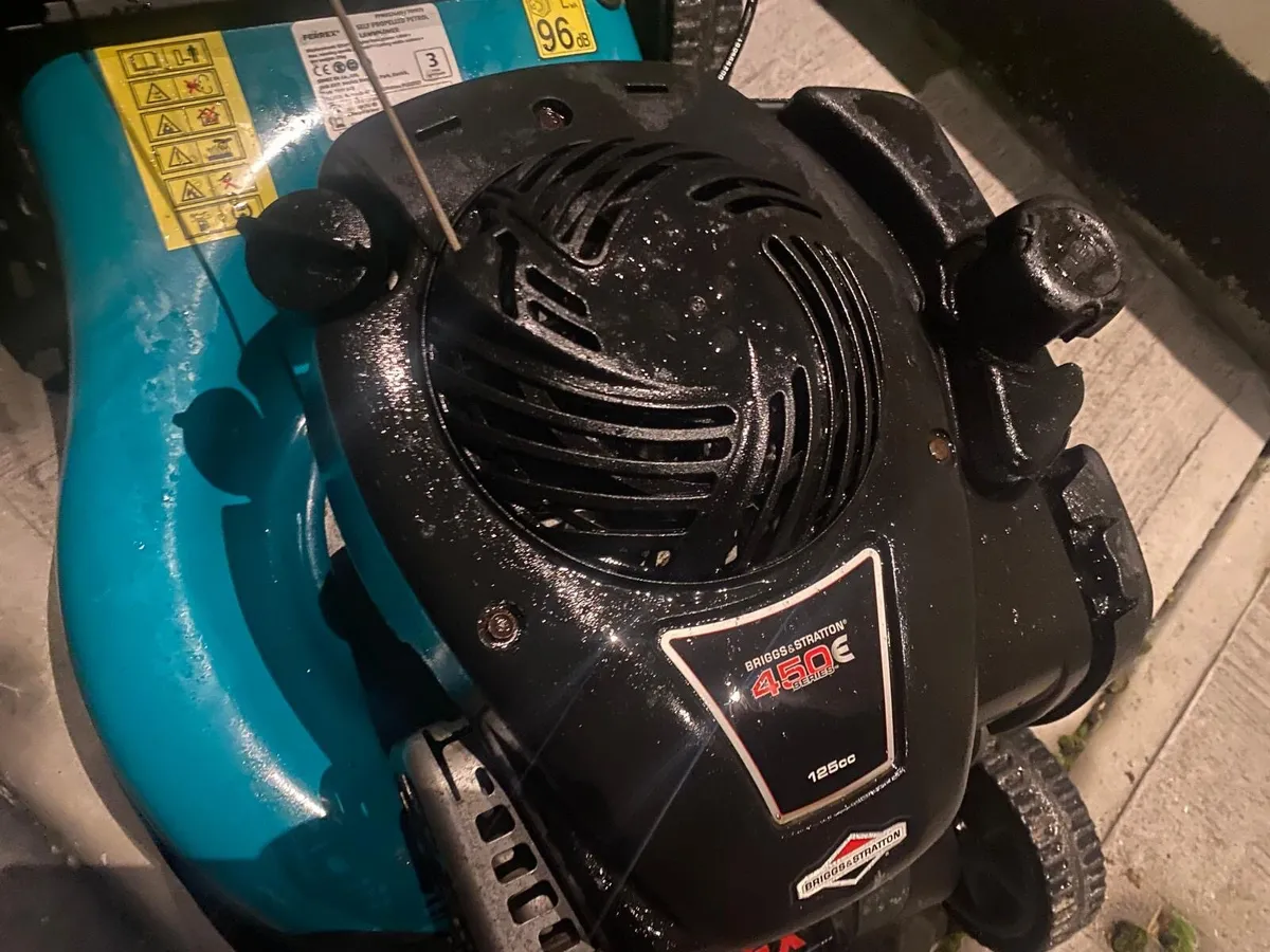 Briggs and stration Self drive lawnmower - Image 4