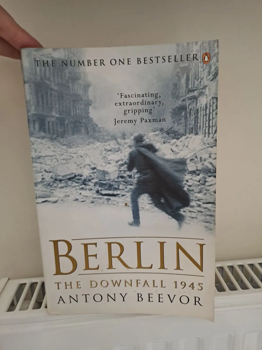 WWI and WWII history books Penguin - Image 2