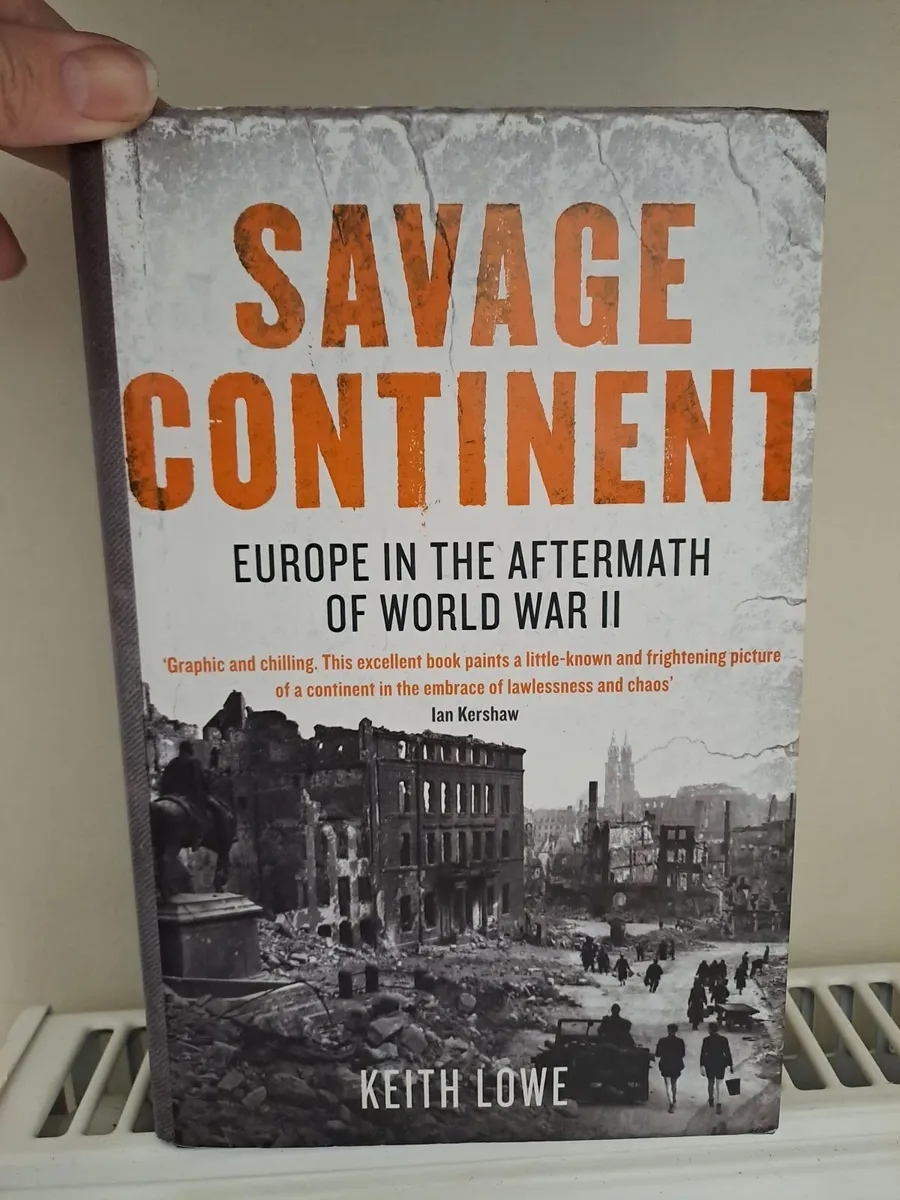 WWI and WWII history books Penguin - Image 4