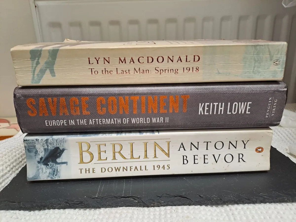 WWI and WWII history books Penguin - Image 1