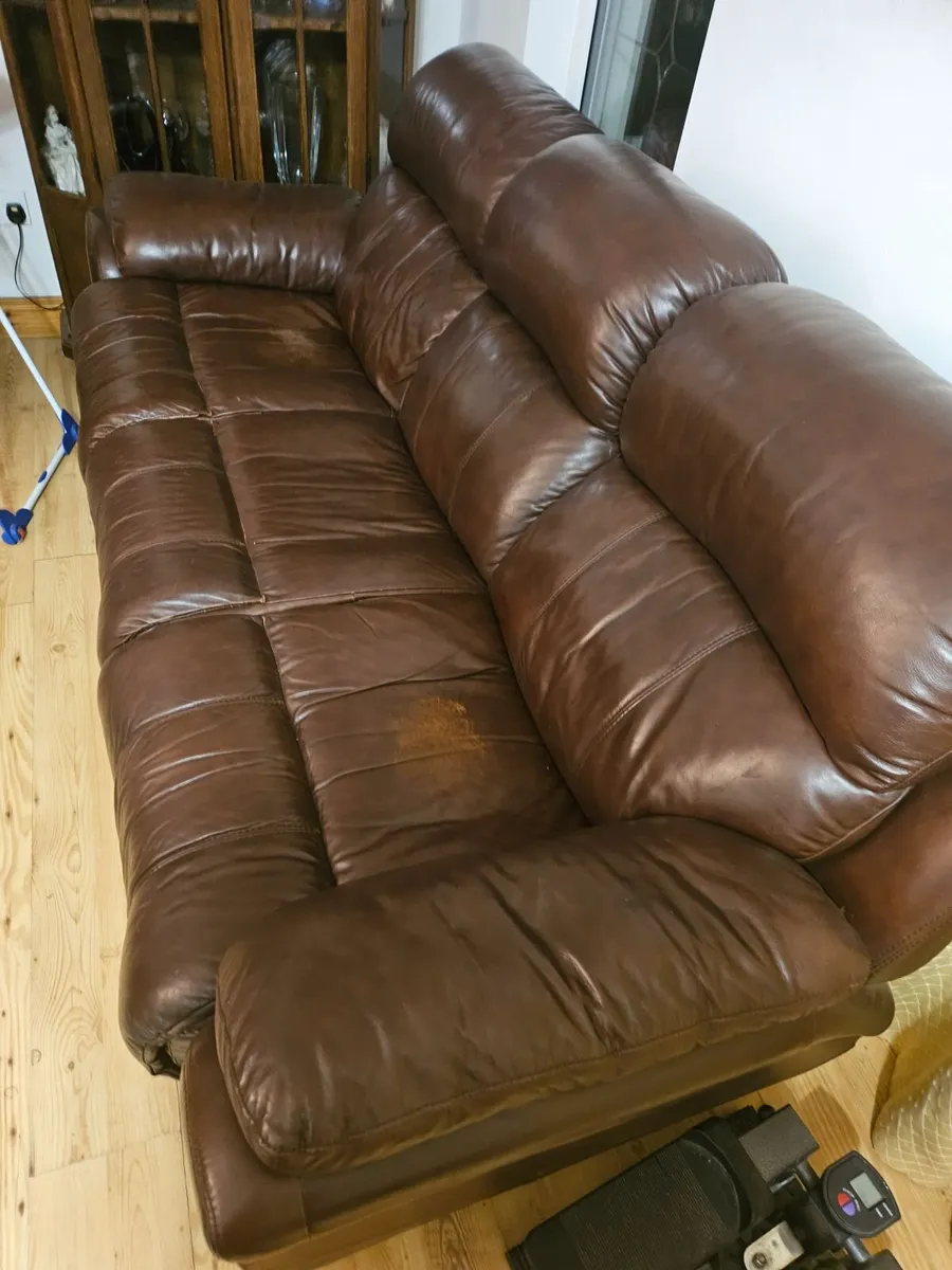Three seater leather couch - Image 1