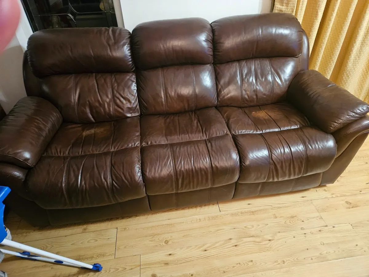 Three seater leather couch - Image 2